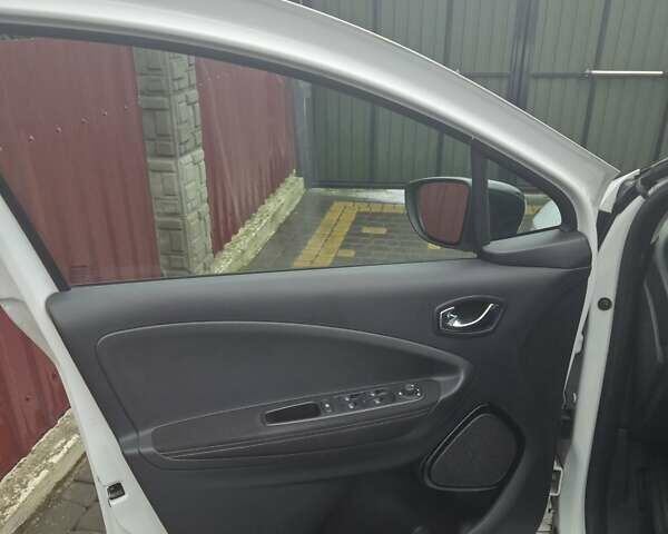 Белый Рено Зое, объемом двигателя 0 л и пробегом 117 тыс. км за 10500 $, фото 11 на Automoto.ua