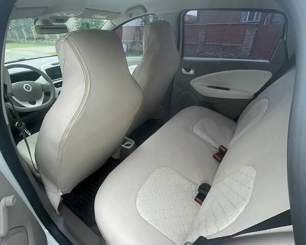 Белый Рено Зое, объемом двигателя 0 л и пробегом 58 тыс. км за 11840 $, фото 1 на Automoto.ua