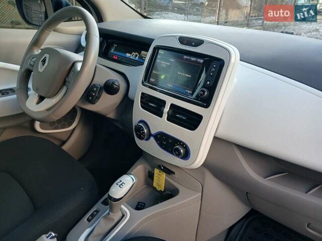 Белый Рено Зое, объемом двигателя 0 л и пробегом 64 тыс. км за 9200 $, фото 40 на Automoto.ua