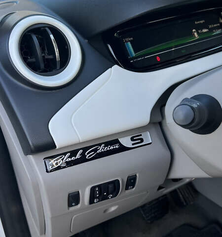 Белый Рено Зое, объемом двигателя 0 л и пробегом 85 тыс. км за 8700 $, фото 21 на Automoto.ua