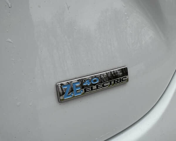 Белый Рено Зое, объемом двигателя 0 л и пробегом 96 тыс. км за 9800 $, фото 10 на Automoto.ua