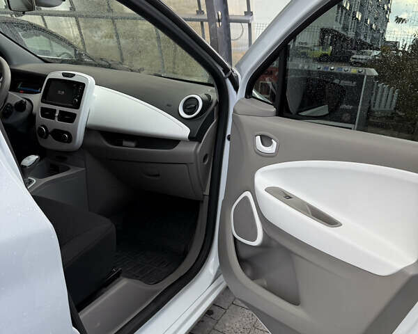 Рено Зое 2018 в Львове на Automoto.ua Белый Рено Зое, объемом двигателя 0 л и пробегом 78 тыс. км за 9900 $, фото 4 на Automoto.ua