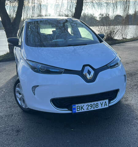 Белый Рено Зое, объемом двигателя 0 л и пробегом 85 тыс. км за 8700 $, фото 1 на Automoto.ua