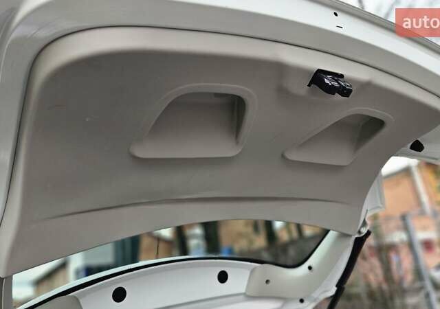 Белый Рено Зое, объемом двигателя 0 л и пробегом 71 тыс. км за 9550 $, фото 29 на Automoto.ua