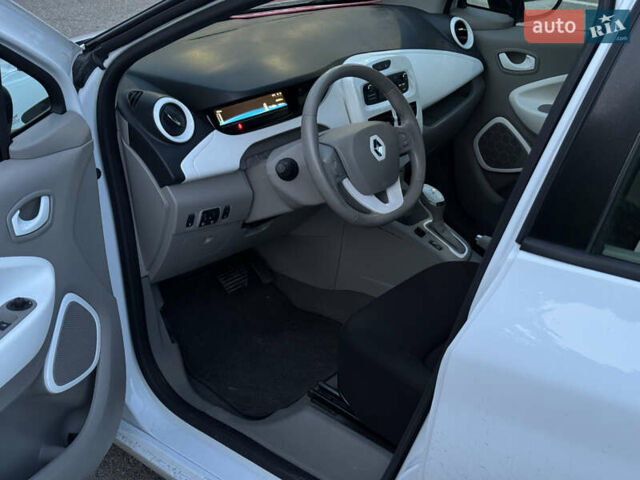 Белый Рено Зое, объемом двигателя 0 л и пробегом 82 тыс. км за 8999 $, фото 8 на Automoto.ua
