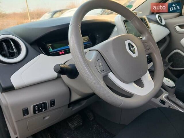 Белый Рено Зое, объемом двигателя 0 л и пробегом 64 тыс. км за 9200 $, фото 36 на Automoto.ua