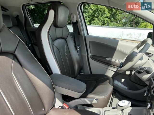 Белый Рено Зое, объемом двигателя 0 л и пробегом 120 тыс. км за 10500 $, фото 15 на Automoto.ua