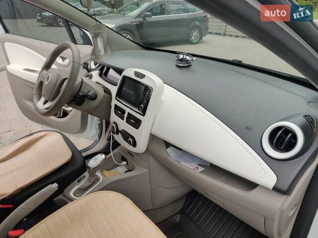 Белый Рено Зое, объемом двигателя 0 л и пробегом 190 тыс. км за 9300 $, фото 13 на Automoto.ua