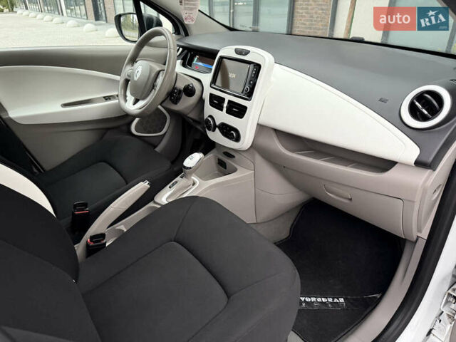 Белый Рено Зое, объемом двигателя 0 л и пробегом 127 тыс. км за 9200 $, фото 44 на Automoto.ua