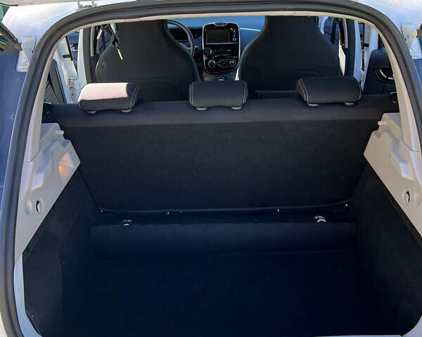 Білий Рено Зое, об'ємом двигуна 0 л та пробігом 73 тис. км за 6200 $, фото 16 на Automoto.ua