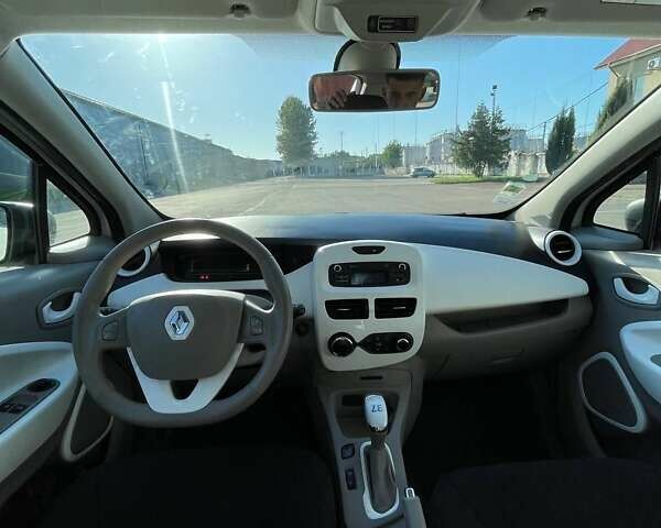 Белый Рено Зое, объемом двигателя 0 л и пробегом 160 тыс. км за 8200 $, фото 9 на Automoto.ua