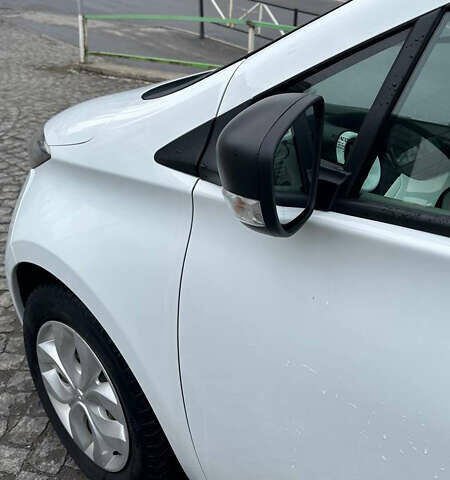 Белый Рено Зое, объемом двигателя 0 л и пробегом 97 тыс. км за 9200 $, фото 22 на Automoto.ua