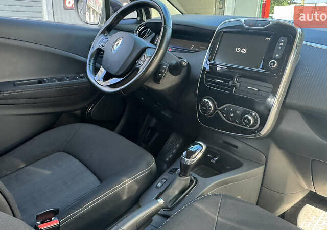 Белый Рено Зое, объемом двигателя 0 л и пробегом 125 тыс. км за 9900 $, фото 15 на Automoto.ua