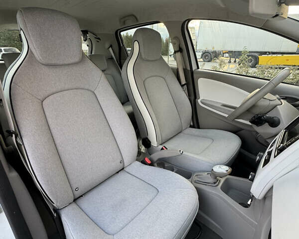 Белый Рено Зое, объемом двигателя 0 л и пробегом 75 тыс. км за 9900 $, фото 38 на Automoto.ua