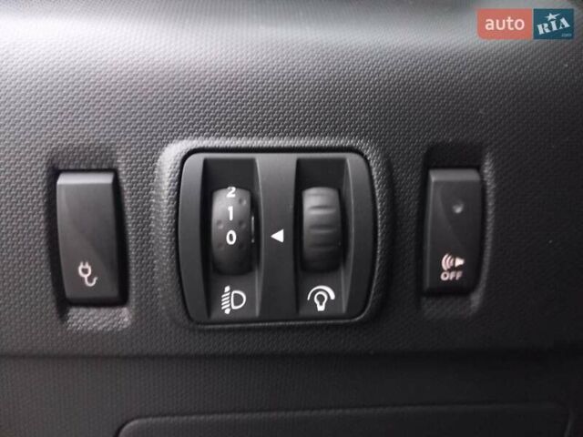 Белый Рено Зое, объемом двигателя 0 л и пробегом 39 тыс. км за 10900 $, фото 15 на Automoto.ua