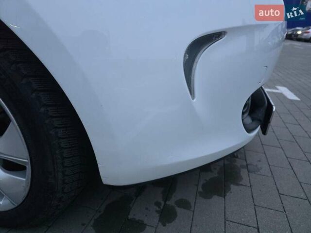 Белый Рено Зое, объемом двигателя 0 л и пробегом 122 тыс. км за 9000 $, фото 9 на Automoto.ua