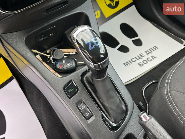 Белый Рено Зое, объемом двигателя 0 л и пробегом 140 тыс. км за 9300 $, фото 11 на Automoto.ua