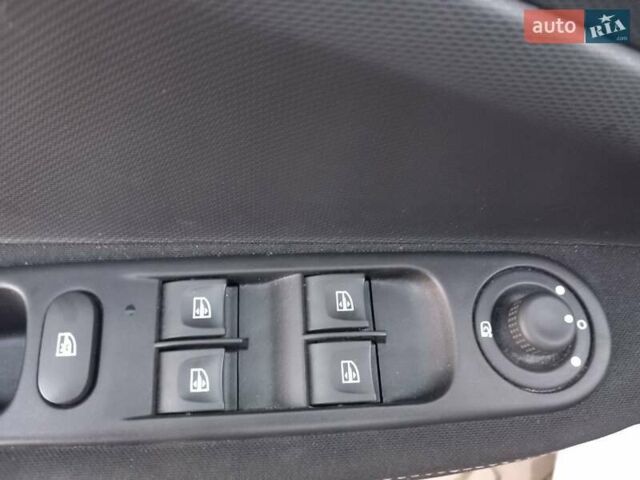 Белый Рено Зое, объемом двигателя 0 л и пробегом 39 тыс. км за 10900 $, фото 16 на Automoto.ua