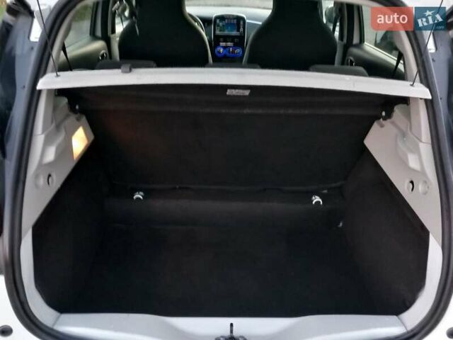 Белый Рено Зое, объемом двигателя 0 л и пробегом 39 тыс. км за 10900 $, фото 26 на Automoto.ua