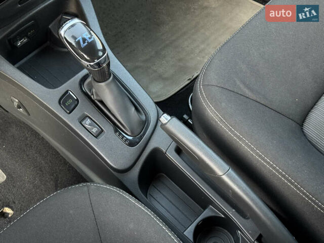 Белый Рено Зое, объемом двигателя 0 л и пробегом 70 тыс. км за 8900 $, фото 20 на Automoto.ua