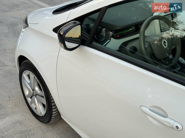 Белый Рено Зое, объемом двигателя 0 л и пробегом 70 тыс. км за 9200 $, фото 40 на Automoto.ua