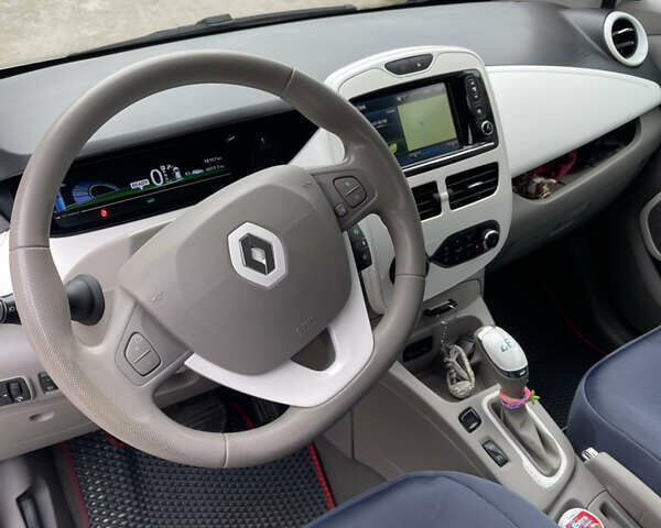 Белый Рено Зое, объемом двигателя 0 л и пробегом 78 тыс. км за 12700 $, фото 4 на Automoto.ua