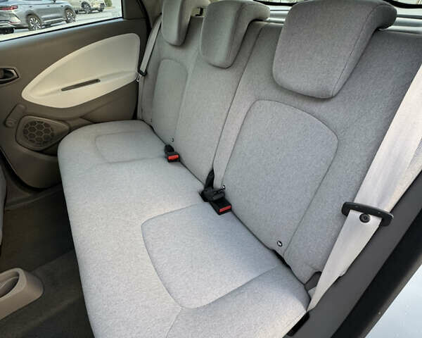 Белый Рено Зое, объемом двигателя 0 л и пробегом 75 тыс. км за 9900 $, фото 41 на Automoto.ua