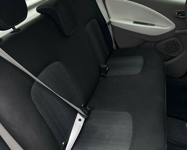 Белый Рено Зое, объемом двигателя 0 л и пробегом 96 тыс. км за 9800 $, фото 24 на Automoto.ua