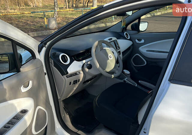 Белый Рено Зое, объемом двигателя 0 л и пробегом 85 тыс. км за 8700 $, фото 10 на Automoto.ua