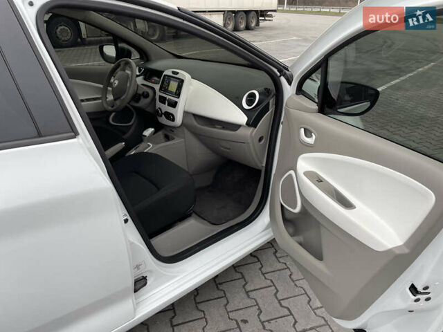 Белый Рено Зое, объемом двигателя 0 л и пробегом 98 тыс. км за 9300 $, фото 7 на Automoto.ua