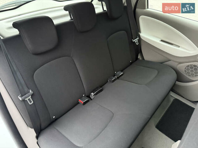 Белый Рено Зое, объемом двигателя 0 л и пробегом 127 тыс. км за 9200 $, фото 47 на Automoto.ua