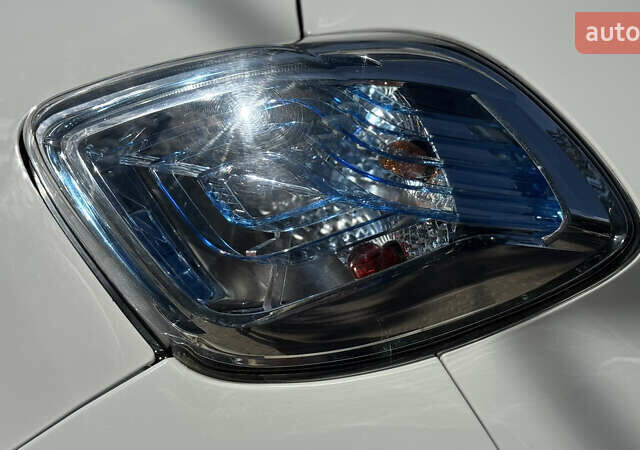 Белый Рено Зое, объемом двигателя 0 л и пробегом 125 тыс. км за 9900 $, фото 17 на Automoto.ua