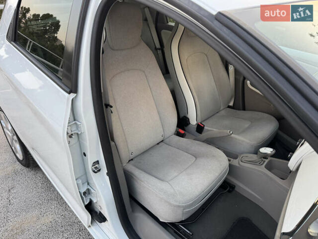 Белый Рено Зое, объемом двигателя 0 л и пробегом 70 тыс. км за 9200 $, фото 26 на Automoto.ua