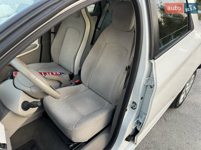 Белый Рено Зое, объемом двигателя 0 л и пробегом 70 тыс. км за 9200 $, фото 13 на Automoto.ua