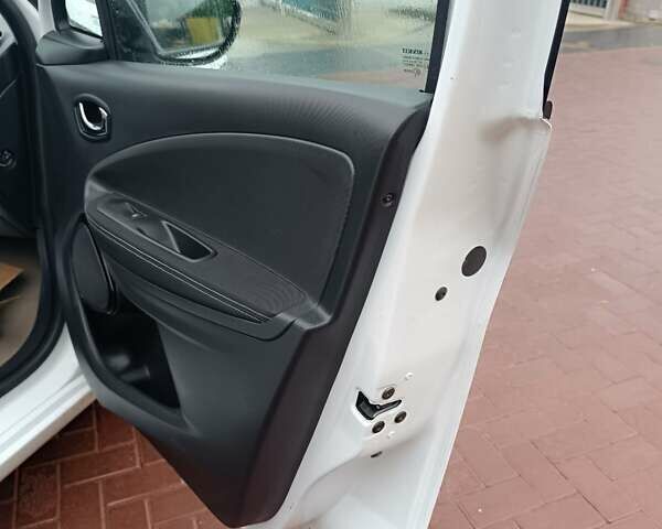 Белый Рено Зое, объемом двигателя 0 л и пробегом 116 тыс. км за 8750 $, фото 14 на Automoto.ua