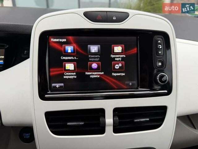 Белый Рено Зое, объемом двигателя 0 л и пробегом 127 тыс. км за 9200 $, фото 58 на Automoto.ua