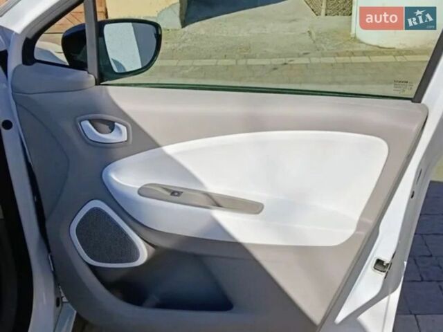 Белый Рено Зое, объемом двигателя 0 л и пробегом 129 тыс. км за 9799 $, фото 16 на Automoto.ua