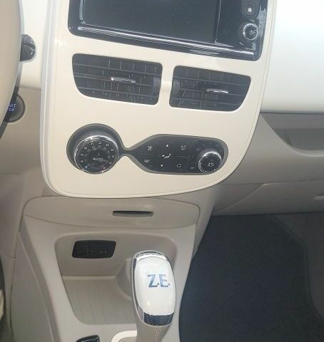 Белый Рено Зое, объемом двигателя 0 л и пробегом 22 тыс. км за 9000 $, фото 5 на Automoto.ua