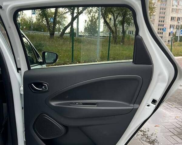 Белый Рено Зое, объемом двигателя 0 л и пробегом 109 тыс. км за 9499 $, фото 16 на Automoto.ua