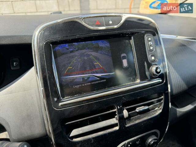 Белый Рено Зое, объемом двигателя 0 л и пробегом 114 тыс. км за 9500 $, фото 18 на Automoto.ua