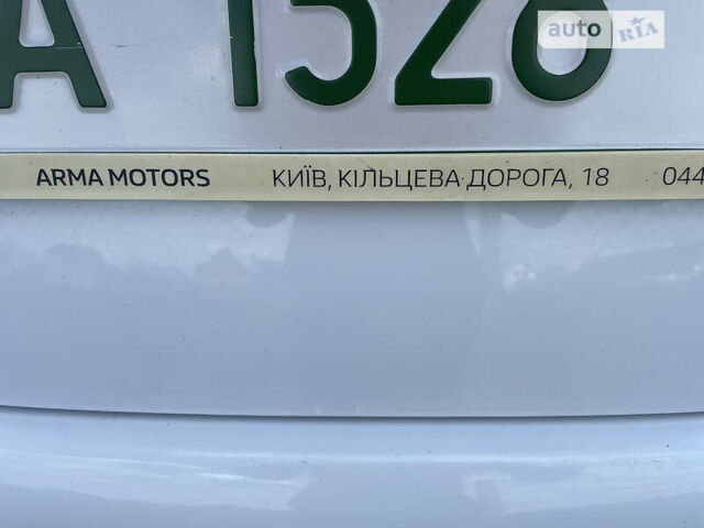 Белый Рено Зое, объемом двигателя 0 л и пробегом 60 тыс. км за 13999 $, фото 4 на Automoto.ua