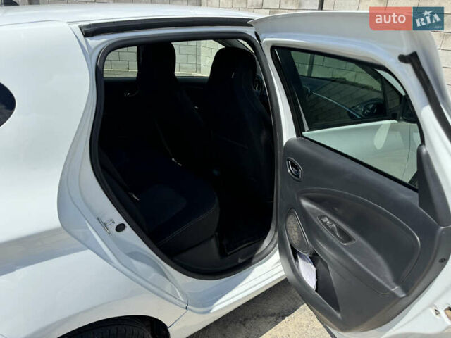 Белый Рено Зое, объемом двигателя 0 л и пробегом 114 тыс. км за 9500 $, фото 17 на Automoto.ua