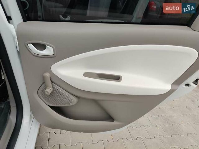 Белый Рено Зое, объемом двигателя 0 л и пробегом 190 тыс. км за 9300 $, фото 12 на Automoto.ua