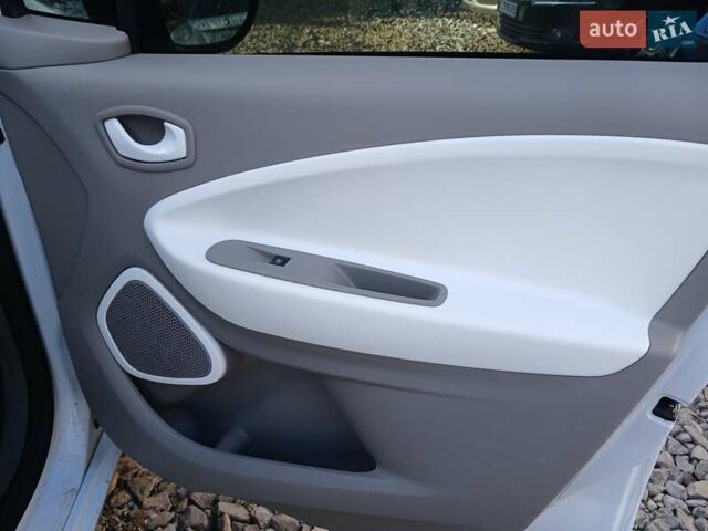 Белый Рено Зое, объемом двигателя 0 л и пробегом 64 тыс. км за 9200 $, фото 42 на Automoto.ua