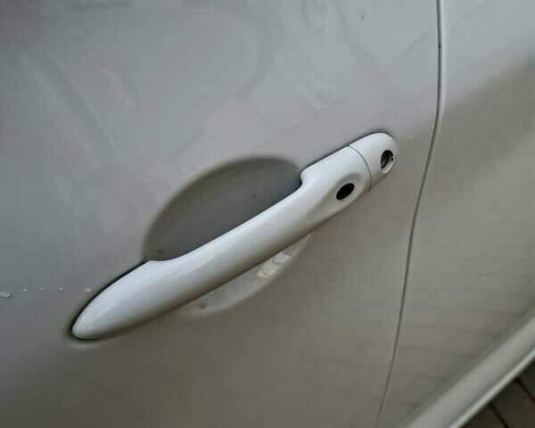 Белый Рено Зое, объемом двигателя 0 л и пробегом 129 тыс. км за 8700 $, фото 55 на Automoto.ua