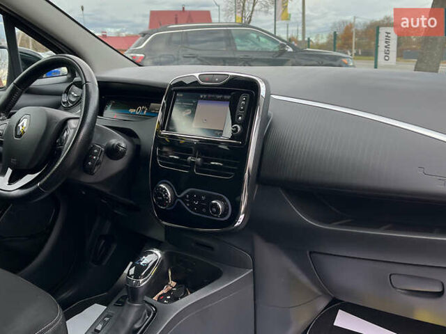 Белый Рено Зое, объемом двигателя 0 л и пробегом 140 тыс. км за 9300 $, фото 16 на Automoto.ua