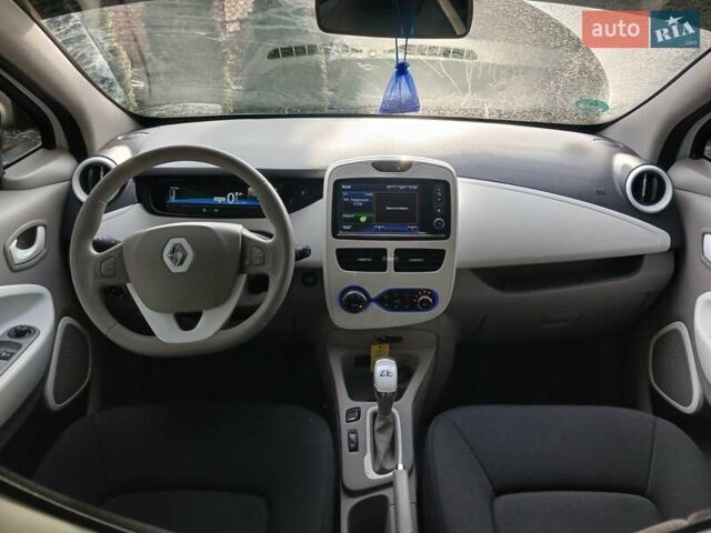 Белый Рено Зое, объемом двигателя 0 л и пробегом 64 тыс. км за 9200 $, фото 31 на Automoto.ua