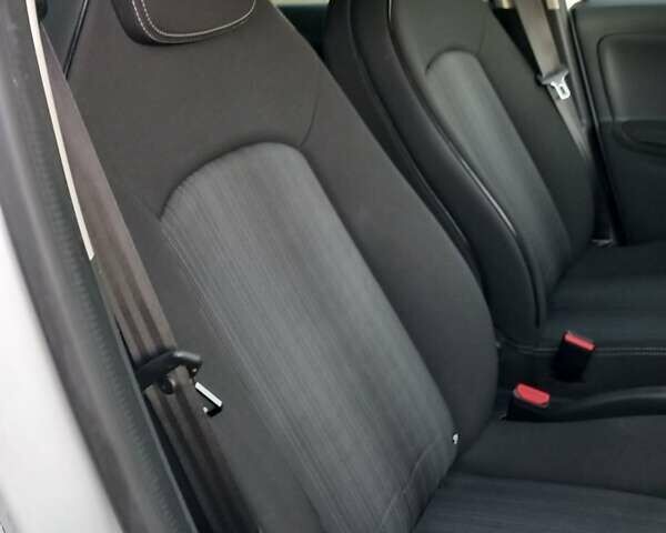 Белый Рено Зое, объемом двигателя 0 л и пробегом 39 тыс. км за 10900 $, фото 17 на Automoto.ua