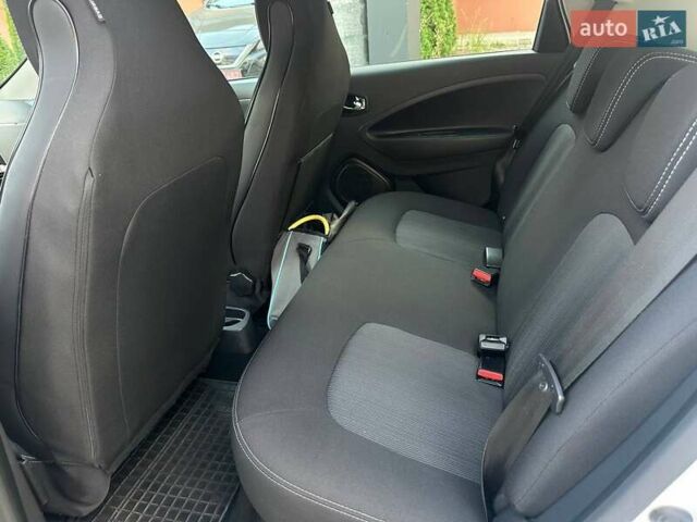 Белый Рено Зое, объемом двигателя 0 л и пробегом 72 тыс. км за 11700 $, фото 6 на Automoto.ua