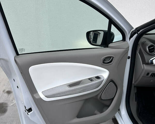 Белый Рено Зое, объемом двигателя 0 л и пробегом 96 тыс. км за 9800 $, фото 12 на Automoto.ua